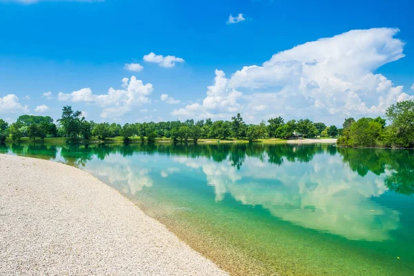 Hırvatistan 'ın Zagreb kentindeki Jarun gölünün kıyısı, güneşli yaz günü, turizm beldesi