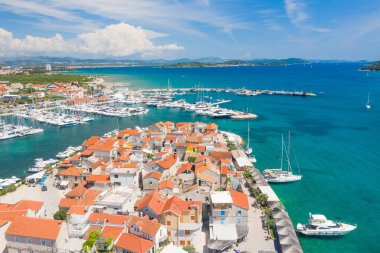 Hırvatistan 'ın Dalmaçya kentinde eski Tribunj ve ada takımadaları