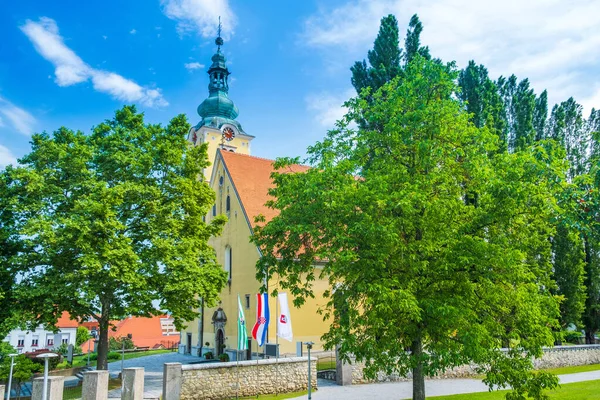 Hırvatistan 'da kilise ve şehir Samobor silueti