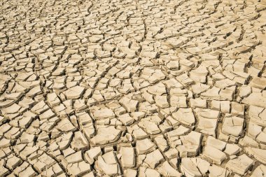 Hırvatistan 'ın Gorski kotar kentindeki Lokvarsko gölünün kuru çatlamış toprak dokusu, insansız hava aracı manzarası