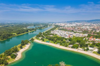 Hırvatistan 'ın Zagreb kentindeki Jarun gölünün hava manzarası, turizm beldesi