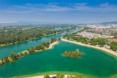 Hırvatistan 'ın Zagreb kentindeki Jarun gölünün hava manzarası, turizm beldesi