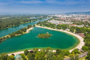 Hırvatistan 'ın Zagreb kentindeki Jarun gölünün hava manzarası, turizm beldesi