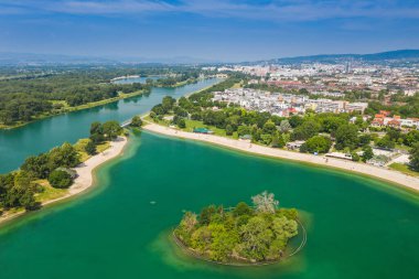 Hırvatistan 'ın Zagreb kentindeki Jarun gölünün hava manzarası, turizm beldesi