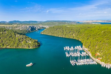 Sibenik yakınlarındaki Hırvatistan 'da Krka Nehri üzerindeki köprü