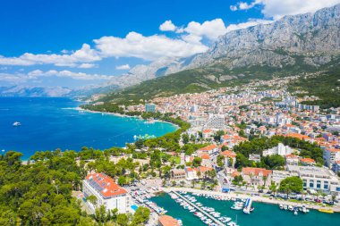 Hırvatistan 'ın Makarska kenti ve Biokovo dağının hava manzarası