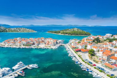 Hırvatistan 'ın Dalmaçya kentindeki eski Tribunj ve ada takımadalarının panoramik manzarası