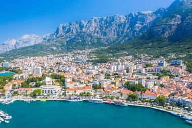 Hırvatistan 'ın Dalmaçya kentinde Makarska kasabası ve Biokovo dağı