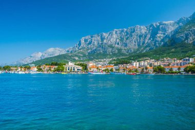 Hırvatistan 'ın Dalmaçya kentinde Makarska kasabası ve Biokovo dağı