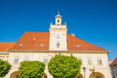 Hırvatistan 'ın Osijek kentinin Tvrdja kentindeki Kutsal Üçlü Meydanı' ndaki tarihi saraylar
