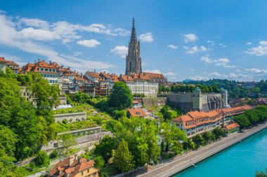 Aare Nehri ve Bern Minster, İsviçre 'nin Bern şehrindeki katedral.