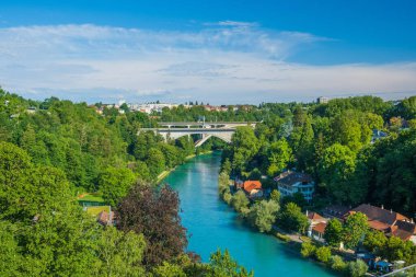İsviçre 'nin Bern şehrinin Aare nehri ve köprüleri