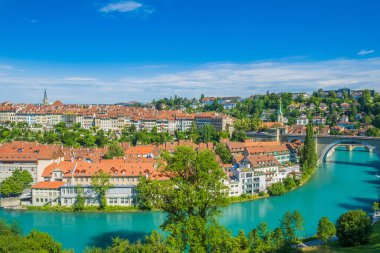 Aare Nehri 'nin panoramik manzarası ve İsviçre' nin eski Bern kasabası