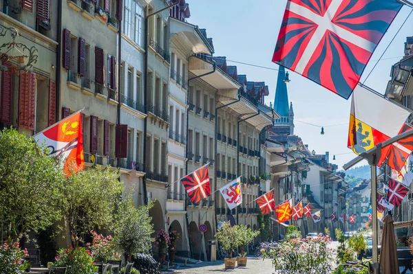Banderas Entre Calle Calle Histórica Casco Antiguo Berna Suiza Imágenes de stock libres de derechos