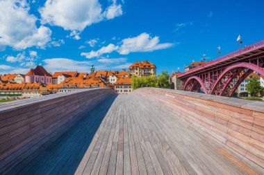 Slovenya 'nın Maribor kentinin Drava Nehri üzerindeki yeni ahşap köprü ve ana köprü 