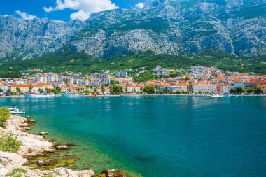 Hırvatistan 'ın Dalmaçya kentinde Makarska kasabası ve Biokovo dağı
