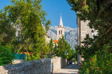 Hırvatistan 'ın Peljesac adasındaki Orebic kasabasındaki tarihi kilisenin manzarası