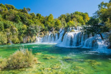 Hırvatistan 'daki Krka ulusal parkında şaşırtıcı şelale Skradinski Buk