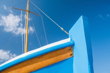 Hırvatistan 'ın Dalmaçya kentindeki Murter Adası' ndaki eski Betina kasabasındaki marinadaki geleneksel teknelerin ayrıntıları