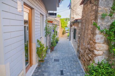 Hırvatistan 'ın Dalmaçya kentindeki tarihi Skradin kentinde eski bir cadde