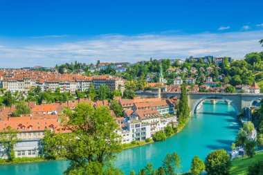 Aare Nehri 'nin panoramik manzarası, Nydeggbrucke Köprüsü, Bern, İsviçre 