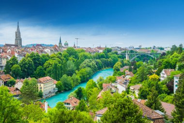 İsviçre 'nin Bern şehrinin Aare nehri ve şehir manzarası