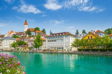 Aare Nehri ve İsviçre 'nin Thun şehrinin manzarası