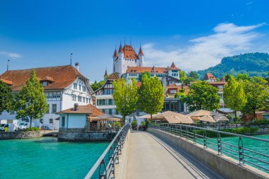 İsviçre 'nin Thun kasabasındaki Thun kalesi, tarihi şehir manzarası.