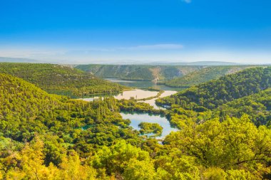 Hırvatistan 'daki Krka Ulusal Parkı' nın muhteşem kanyonunda göller, panoramik manzara