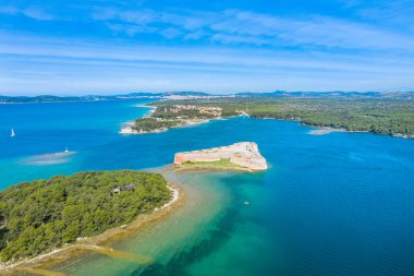 Hırvatistan 'ın Dalmaçya kentindeki Sibenik körfezi girişindeki Aziz Nicholas kalesi