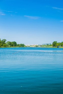 Hırvatistan 'ın Zagreb kentinde bahar günü, popüler turizm beldesi Jarun Gölü