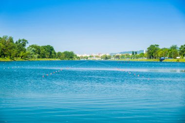 Hırvatistan 'ın Zagreb kentinde bahar günü, popüler turizm beldesi Jarun Gölü