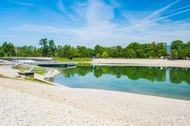 Hırvatistan 'ın Zagreb kentinde Bundek Gölü' nde bahar günü parkta