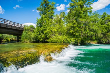 Hırvatistan 'ın Belavici köyündeki güzel yeşil Mreznica nehri, doğal manzara