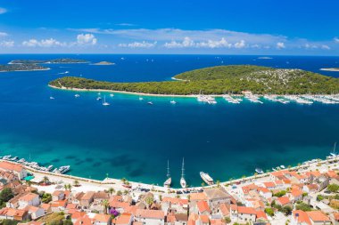 Adriyatik 'in Rogoznica, Dalmaçya ve Hırvatistan kentinin panoramik manzarası