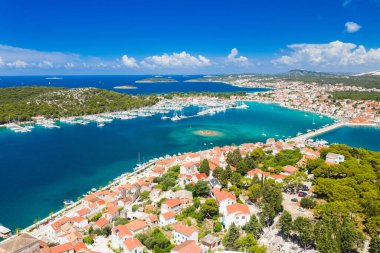 Adriyatik 'in Rogoznica, Dalmaçya ve Hırvatistan kentinin panoramik manzarası