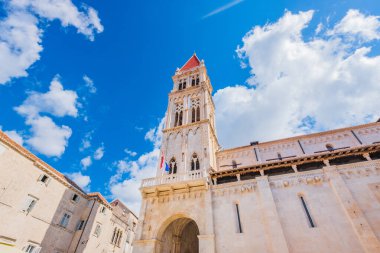 Hırvatistan 'ın Dalmaçya kentindeki UNESCO kasabası Trogir' deki Katedral kulesi çanı