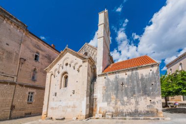 Hırvatistan 'ın Dalmaçya kentindeki tarihi UNESCO kasabası Trogir' deki eski St John kilisesi