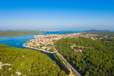 Adriyatik 'in Pirovac kenti ve ana karayolu, Dalmaçya, Hırvatistan' ın hava manzarası