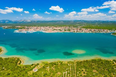 Adriyatik 'in Pirovac ve Murter Adası, Dalmaçya, Hırvatistan kentinin hava manzarası