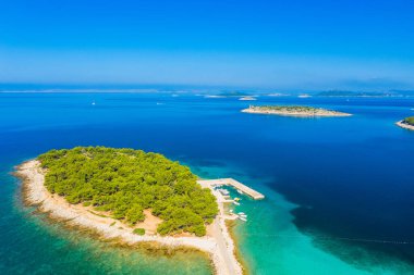 Hırvatistan 'ın Dalmaçya kentinde Murter takımadasındaki Turkuaz denizi, adaları ve yatları