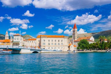 Trogir, Dalmaçya, Hırvatistan 'da deniz ve kasaba üzerindeki köprü silueti