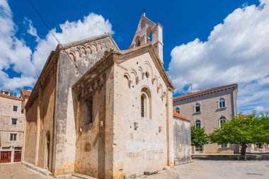 Hırvatistan 'ın UNESCO kenti Trogir' in tarihi işaretleri ve kilise kulesi çanı