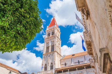 Hırvatistan 'ın Dalmaçya kentindeki UNESCO kasabası Trogir' deki Katedral kulesi çanı