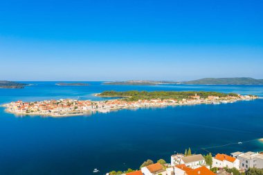 İnanılmaz Adriyatik deniz manzarası, Krapanj adası ve Sibenik, Dalmaçya, Hırvatistan yakınlarındaki Brodarica kasabası