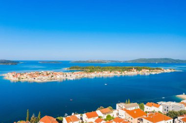 İnanılmaz Adriyatik takımadaları, Sibenik, Dalmaçya, Hırvatistan yakınlarındaki Krapanj adası