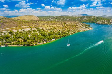 Hırvatistan 'ın Sibenik kenti yakınlarındaki Krka kanyonunun hava manzarası