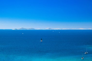 Adriyatik deniz manzarası, Murter adasından panoramik manzara, mavi denizde yelkenli tekne ve yatlar, arka planda Kornati takımadası, Hırvatistan