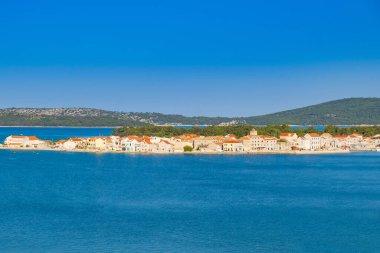 İnanılmaz Adriyatik deniz manzarası, Sibenik, Dalmaçya, Hırvatistan yakınlarındaki Krapanj adası