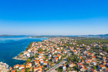 Adriyatik deniz manzarası, Sibenik, Dalmaçya, Hırvatistan yakınlarındaki Brodarica kasabası